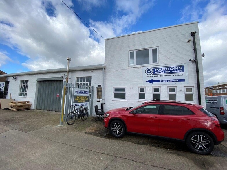 25 Lyon Rd, Walton On Thames for lease - Building Photo - Image 2 of 4