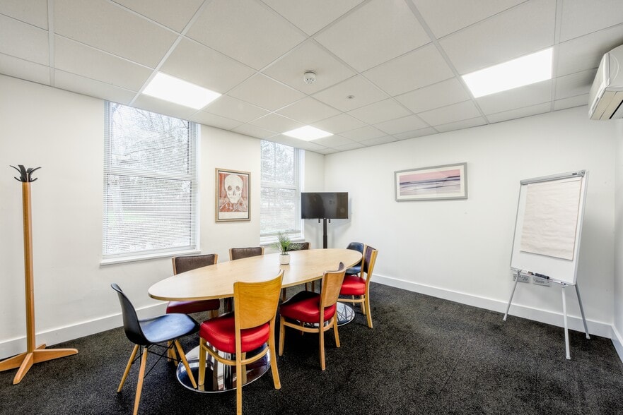 30 Worthing Rd, Horsham for lease - Interior Photo - Image 3 of 11