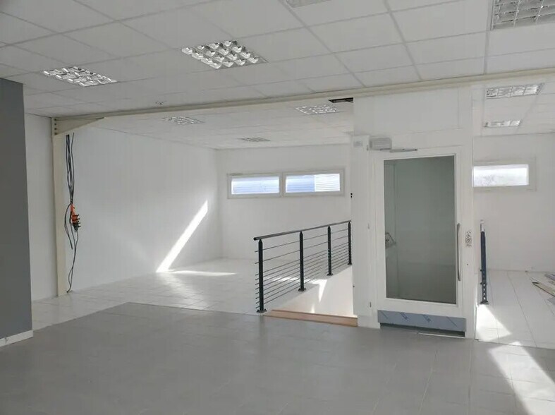 Office in Voglans for lease - Interior Photo - Image 3 of 12