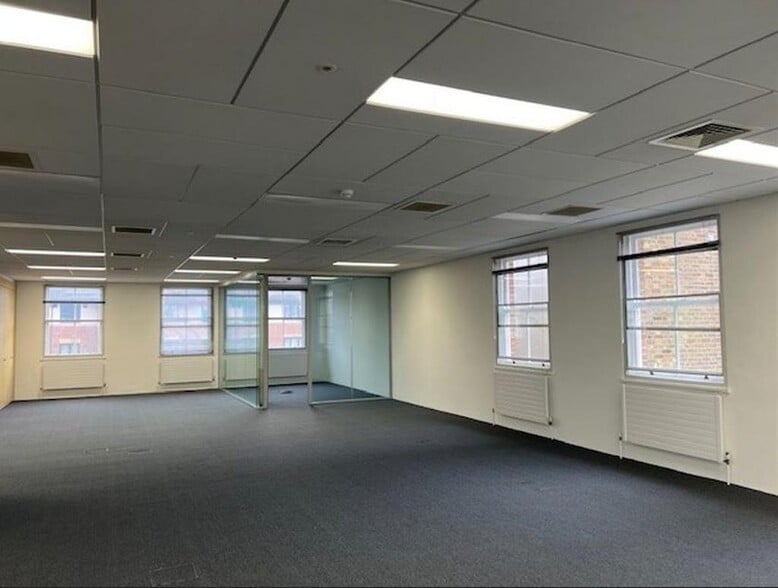 5 The Avenue, Egham for lease - Building Photo - Image 2 of 4