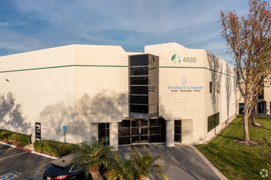 4935-4945 E Hunter Ave, Anaheim, CA for lease - Building Photo - Image 2 of 5