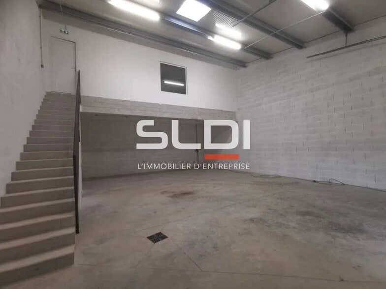 Flex in Vaulx-Milieu for lease - Interior Photo - Image 1 of 9