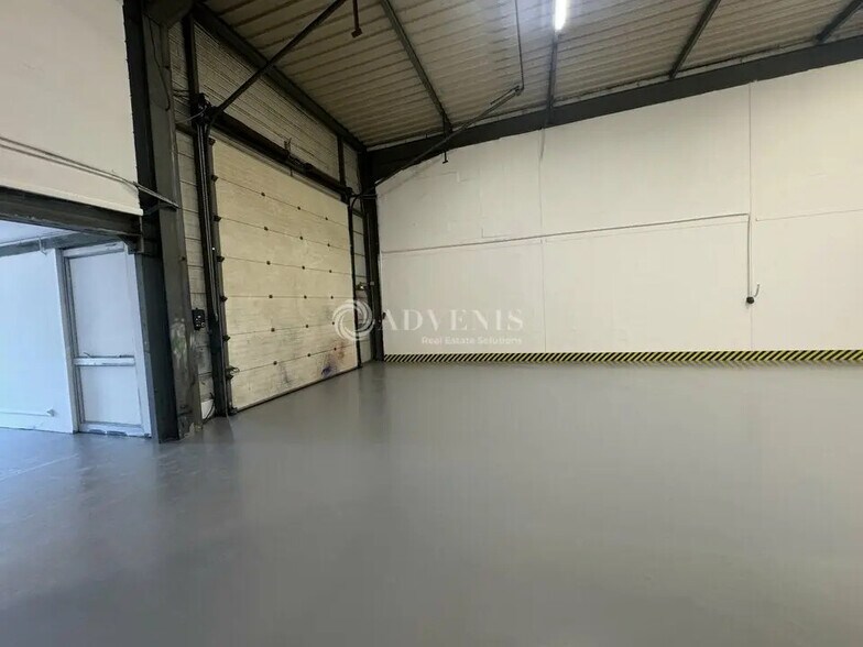 Flex in Gonesse for lease - Interior Photo - Image 2 of 9