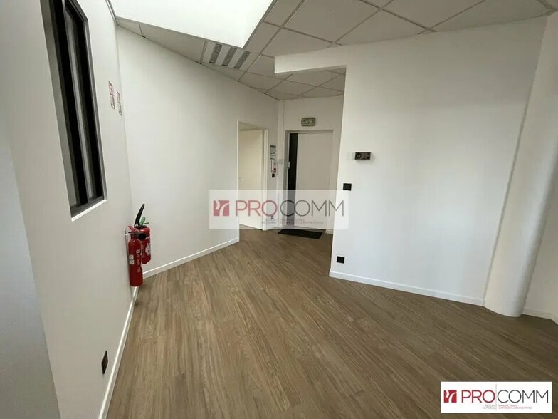 Office in Chartres for lease - Interior Photo - Image 3 of 12