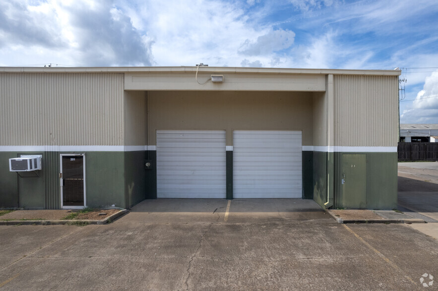 1499 N Post Oak Rd, Houston, TX for lease - Building Photo - Image 3 of 9