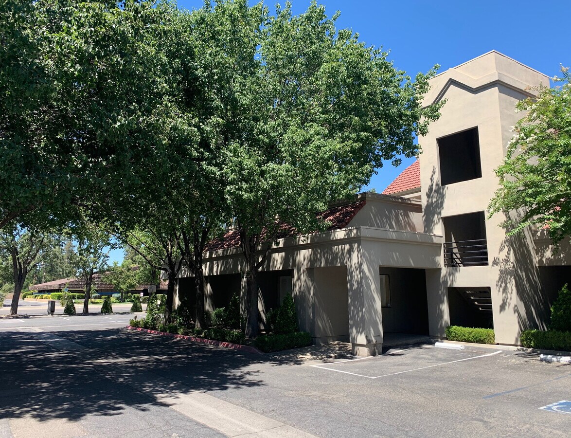 1155 W Shaw Ave, Fresno, CA 93711