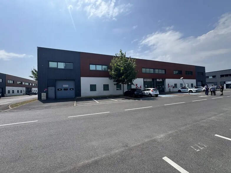 Flex in Taverny for lease - Building Photo - Image 1 of 12