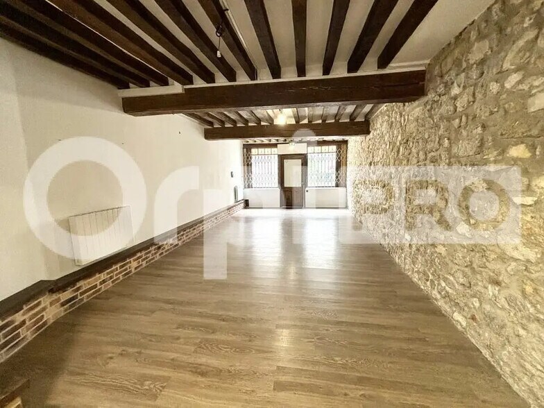 Retail in Compiègne for lease - Building Photo - Image 3 of 5