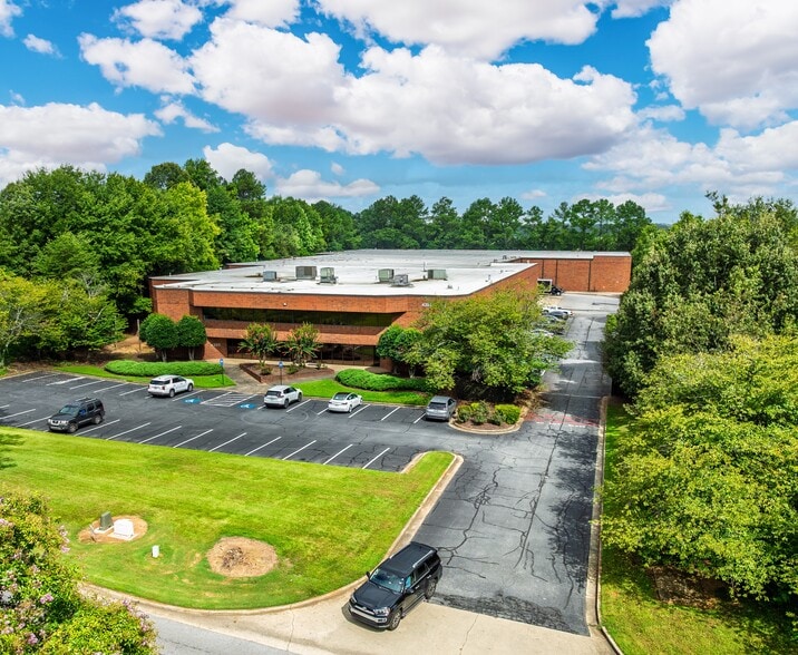 4385 International Blvd, Norcross, GA for sale - Building Photo - Image 2 of 4