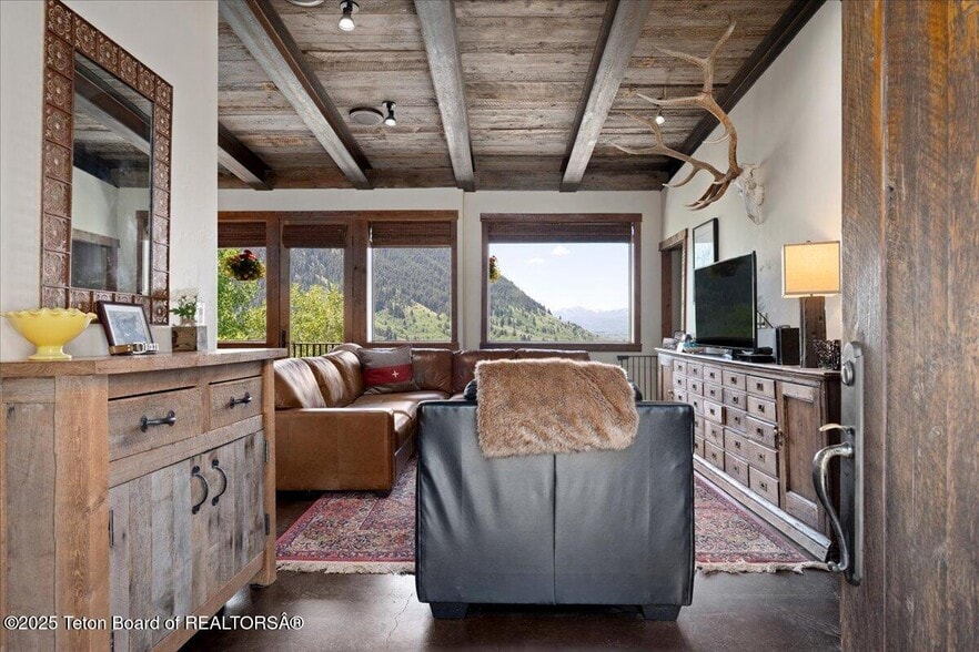 1023 Budge Dr, Jackson, WY for sale - Interior Photo - Image 2 of 34