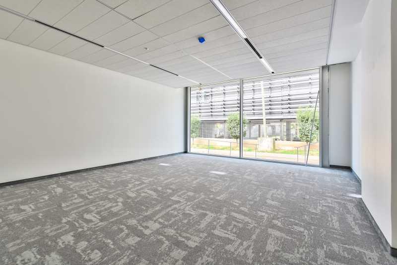 2 Rue Stephenson, Montigny-le-Bretonneux for lease Interior Photo- Image 1 of 5