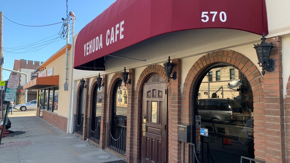 570 Middle Neck Rd, Great Neck, NY for sale - Building Photo - Image 1 of 1