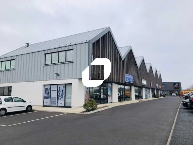 Retail in Fontenay-le-Vicomte for lease - Building Photo - Image 1 of 11