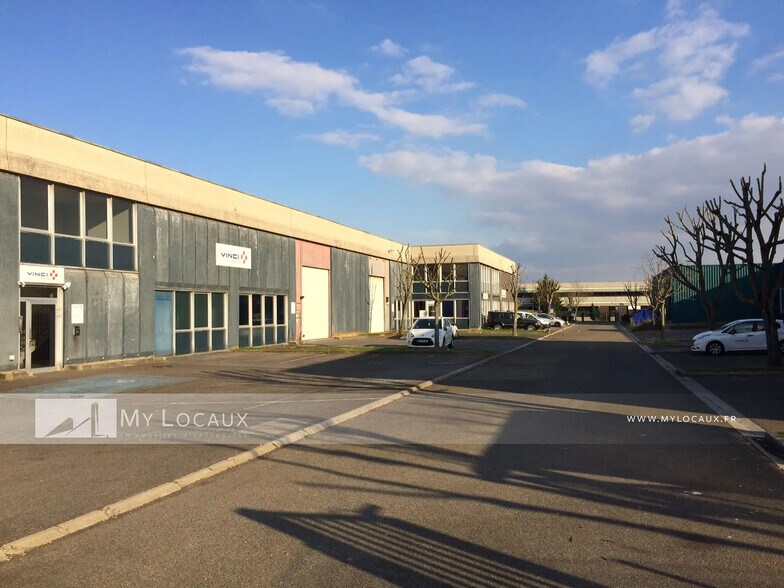 Flex in Argenteuil for lease - Building Photo - Image 1 of 8