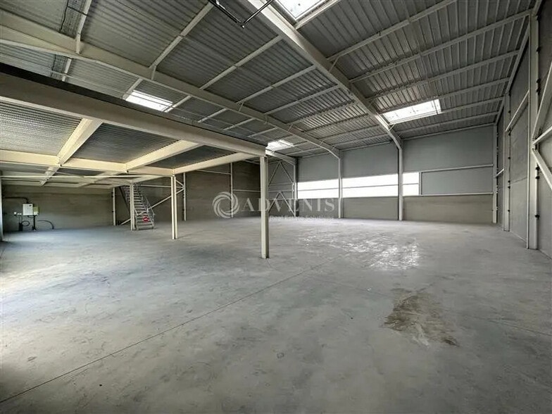 Flex in Escaudain for lease - Interior Photo - Image 3 of 7