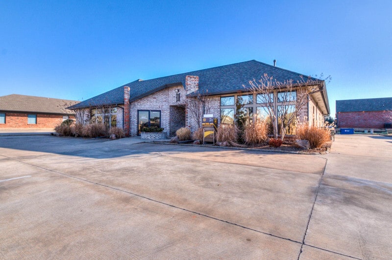 10324 Greenbriar Pl, Oklahoma City, OK for sale - Building Photo - Image 3 of 10