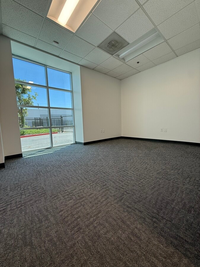 10262 Birtcher Dr, Jurupa Valley, CA 91752 - Unit 11-B - - Interior Photo - Image 2 of 15