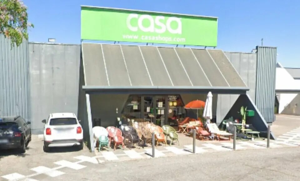 Retail in Istres for lease - Building Photo - Image 1 of 4