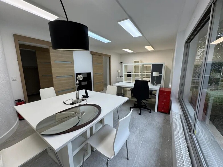 Retail in Neuilly-sur-Seine for lease - Interior Photo - Image 3 of 14