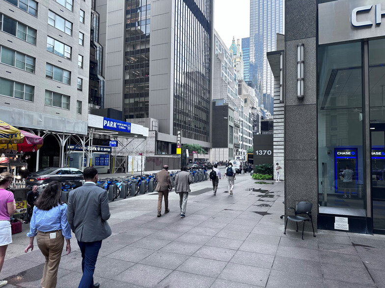 55-55 W 56th St, New York, NY for lease - CityPhoto - Image 2 of 10