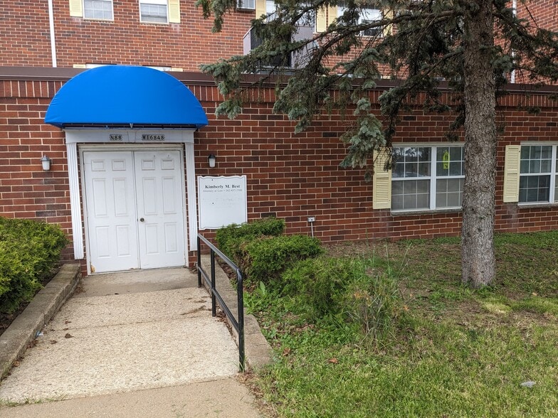 N88 W16838 Main St, Menomonee Falls, WI for lease - Building Photo - Image 2 of 7