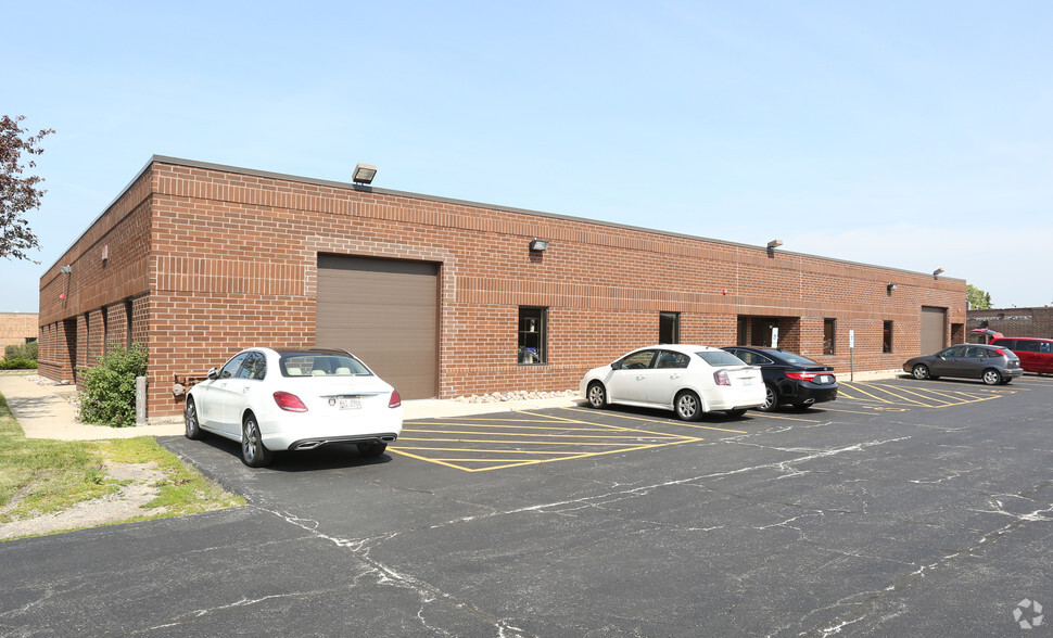 1050-1080 Entry Dr, Bensenville, IL for lease - Building Photo - Image 2 of 3