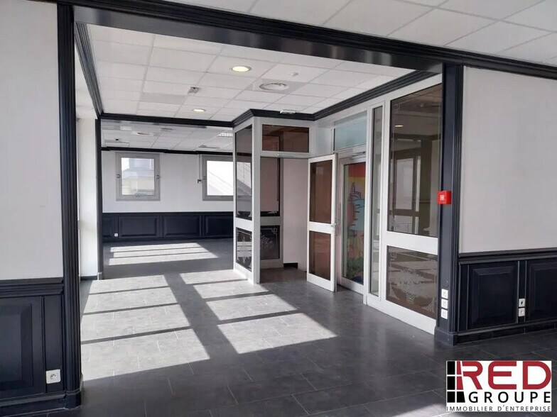 Retail in Aix-en-Provence for lease - Building Photo - Image 2 of 8