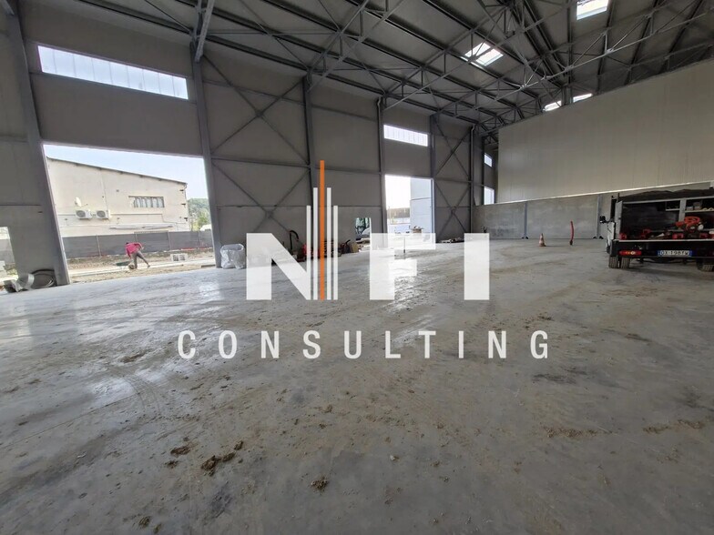 Flex in Mougins for lease - Interior Photo - Image 3 of 3