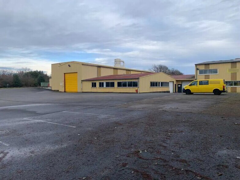 Flex in Saint-Trivier-sur-Moignans for lease - Building Photo - Image 1 of 14