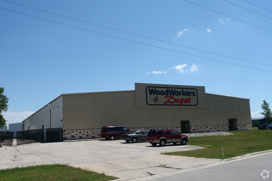 2965 Ramada Way, Green Bay, WI for lease - Primary Photo - Image 2 of 5