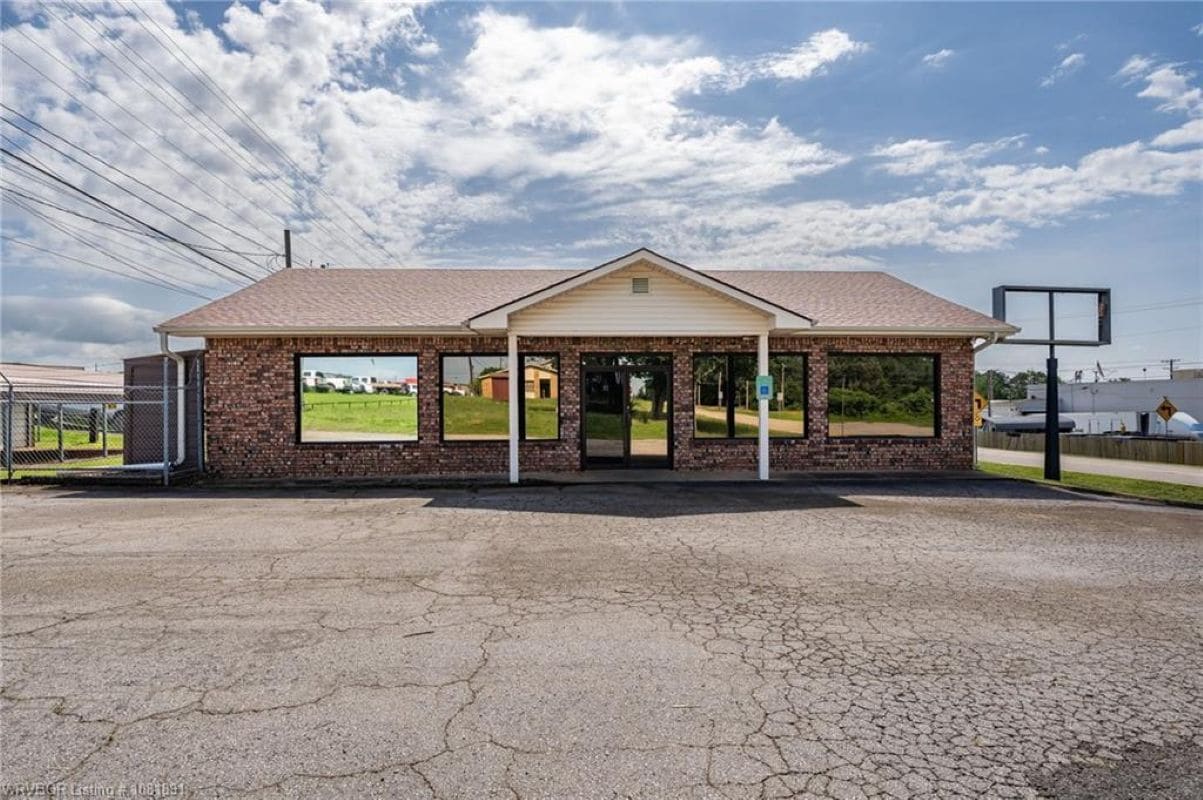 1900 Airport Rd, Ozark, AR for sale Primary Photo- Image 1 of 2