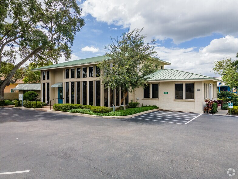 2124 W Kennedy Blvd, Tampa, FL 33606