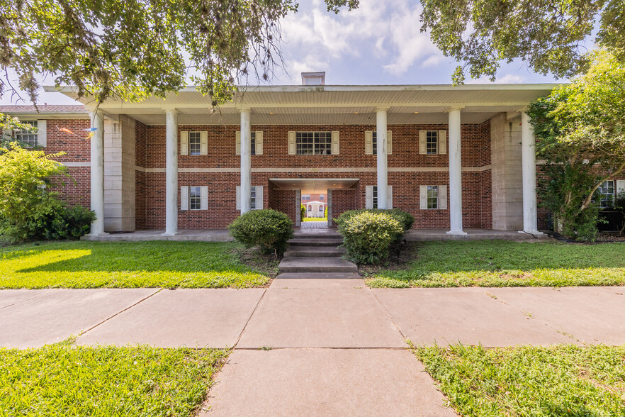 705 Lavaca St, Yoakum, TX for sale - Building Photo - Image 1 of 1