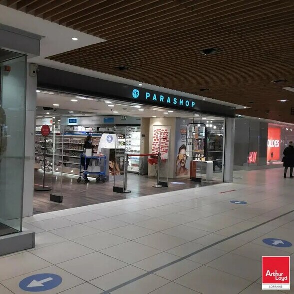 Retail in Metz for lease - Building Photo - Image 3 of 3