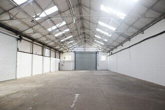 First Ave, Kingswinford for lease Interior Photo- Image 1 of 2
