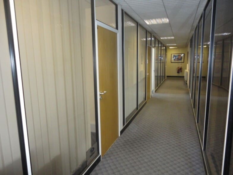 10-12 Westgate, Skelmersdale for lease - Interior Photo - Image 3 of 25