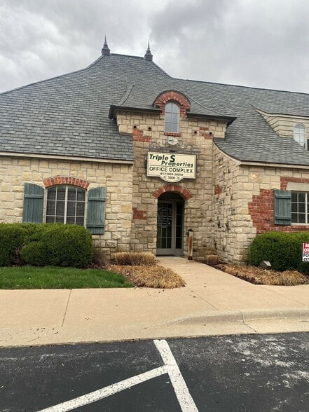 3800-3812 S Fremont Ave, Springfield, MO for lease - Building Photo - Image 2 of 8