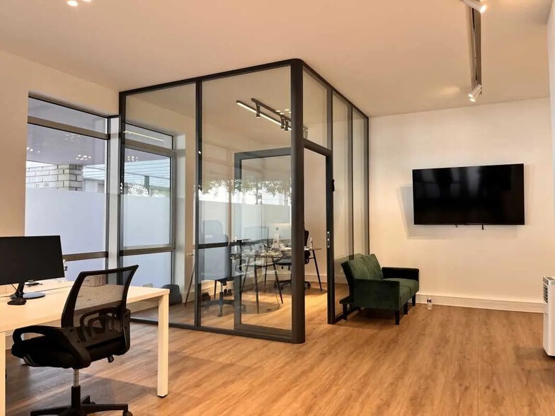 35-37 Rue Collange, Levallois-Perret for sale - Interior Photo - Image 2 of 4