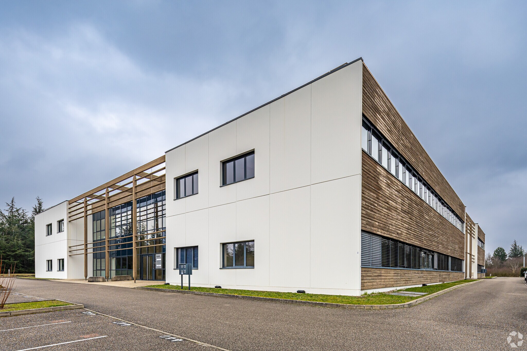 Flex in Saint-Priest for sale Primary Photo- Image 1 of 3