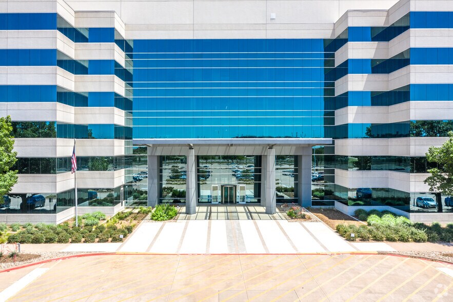 2601 Meacham Blvd, Fort Worth, TX for lease - Building Photo - Image 3 of 7