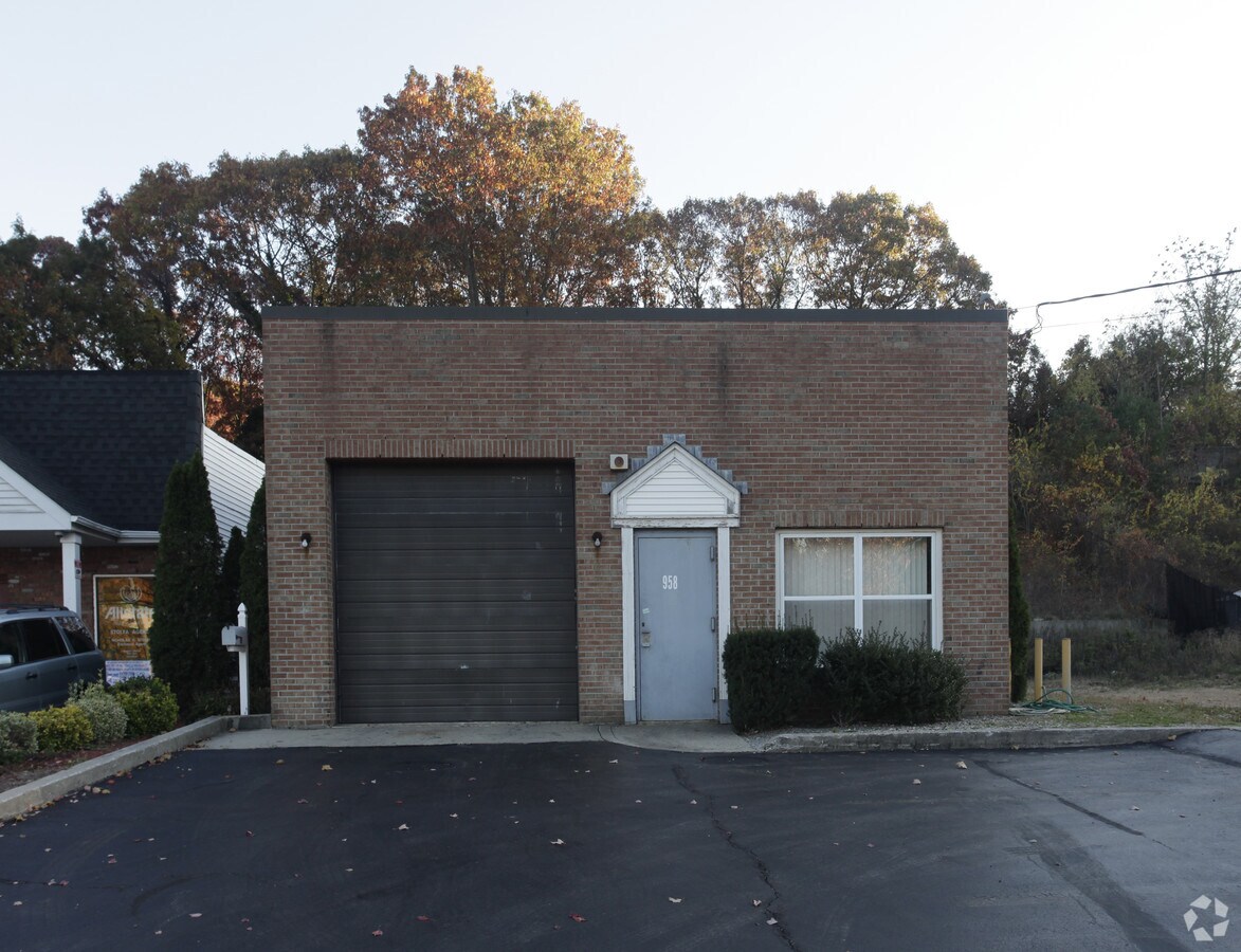 958 W Jericho Tpke, Smithtown, NY 11787