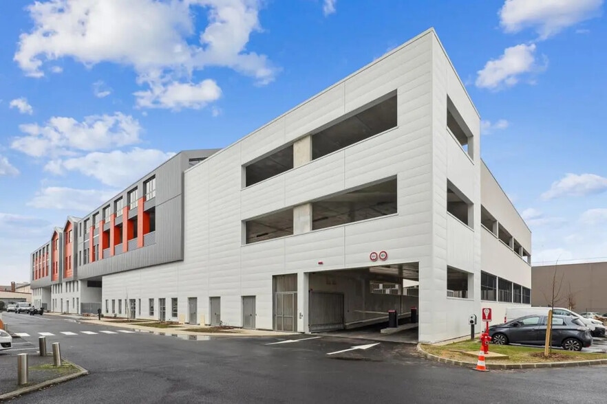 Office in Nanterre for lease - Building Photo - Image 2 of 10