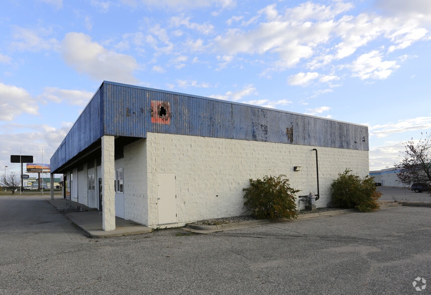 1901 W Lincoln Ave, Fergus Falls, MN for sale - Building Photo - Image 2 of 11