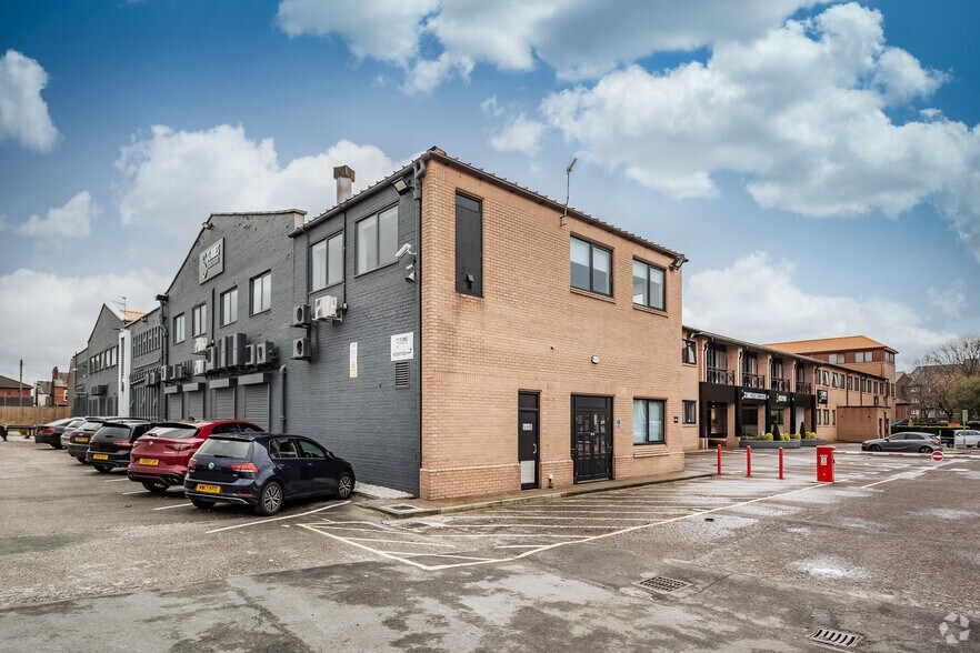 Wilderspool Causeway, Warrington for sale - Primary Photo - Image 1 of 1