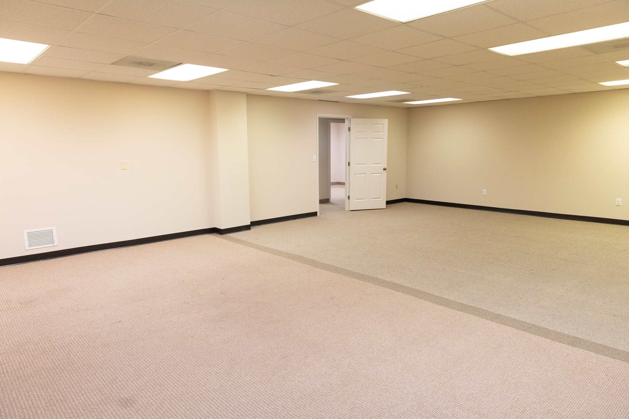 500 W Friendly Ave, Greensboro, NC for lease Interior Photo- Image 1 of 10