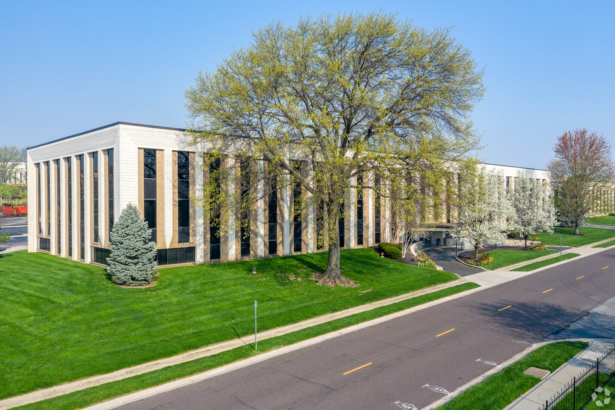 6811 Shawnee Mission Pky, Overland Park, KS 66202 Cloverleaf Office