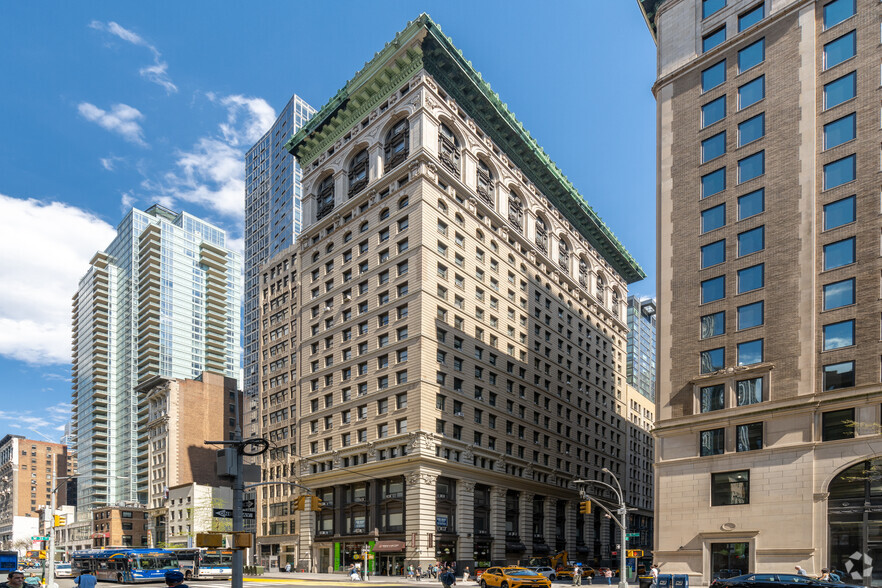 303-305 Fifth Ave, New York, NY for lease - Building Photo - Image 1 of 8