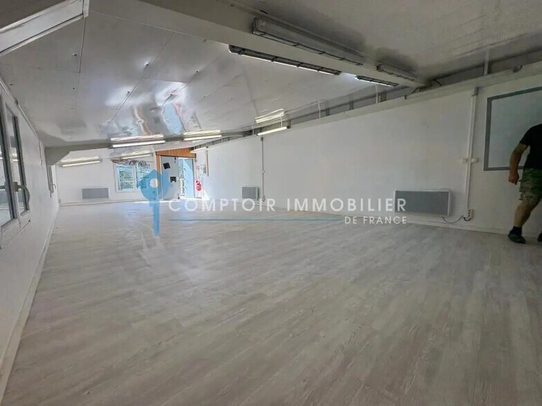 Retail in Bernin for lease - Interior Photo - Image 1 of 7