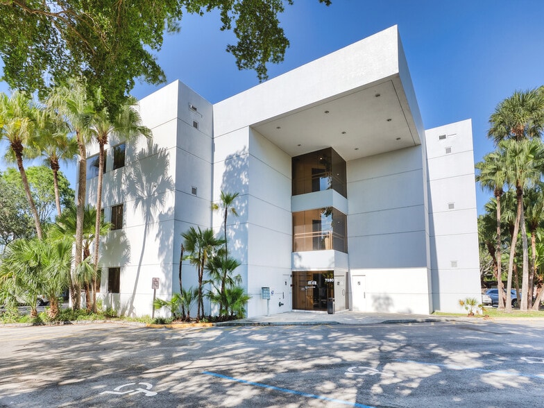 7880 N University Dr, Tamarac, FL for lease - Building Photo - Image 1 of 34