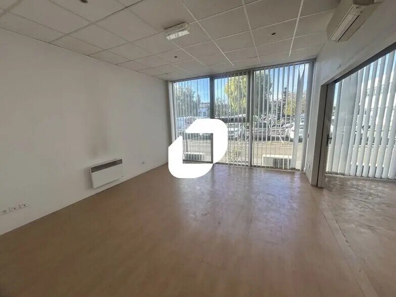 Office in Bezons for lease - Interior Photo - Image 2 of 5